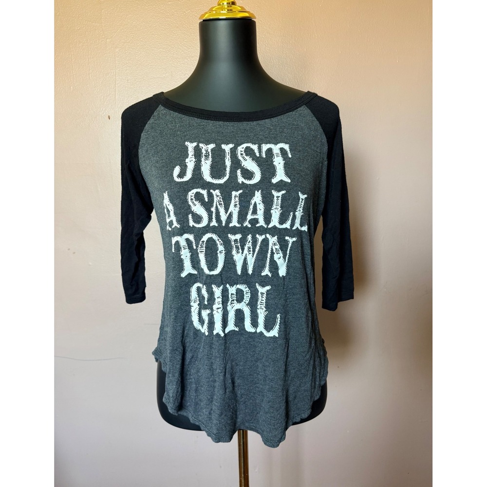 Free‎ Kisses Women M Gray Black Small Town Girl Baseball Tee 3/4 Sleeve Top